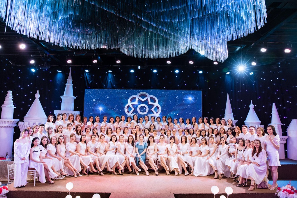 Hathor Group tổ chức đêm tiệc gala tri ân lãnh đạo xuất sắc tại Hạ Long - 1 Hathor Group tổ chức đêm tiệc gala tri ân lãnh đạo xuất sắc tại Hạ Long - 1