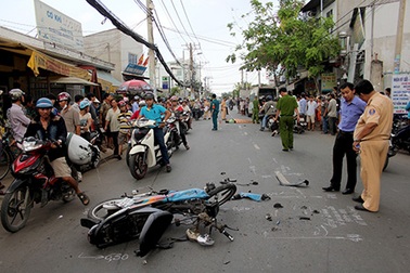 Bị xe tải kéo lê hơn 10 mét dưới gầm, hai người thương vong