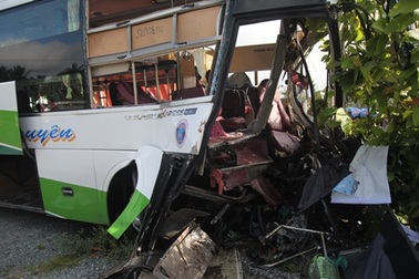 Ô tô tông nhau kinh hoàng, 2 người chết, 15 người bị thương