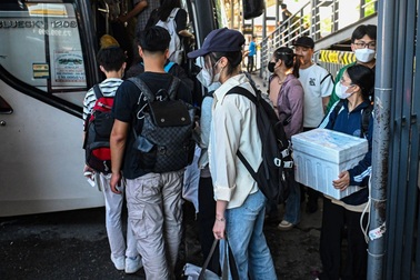 Người dân chôn chân 3 tiếng chưa ra khỏi Hà Nội, kiệt sức trên đường về quê