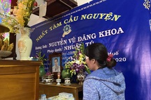 Hết hi vọng từ Rào Trăng 3, gia đình lập bàn thờ con