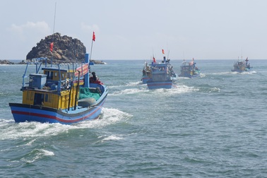 Tàu có 10 ngư dân đang đánh bắt trên biển, một người đột nhiên "biến mất"