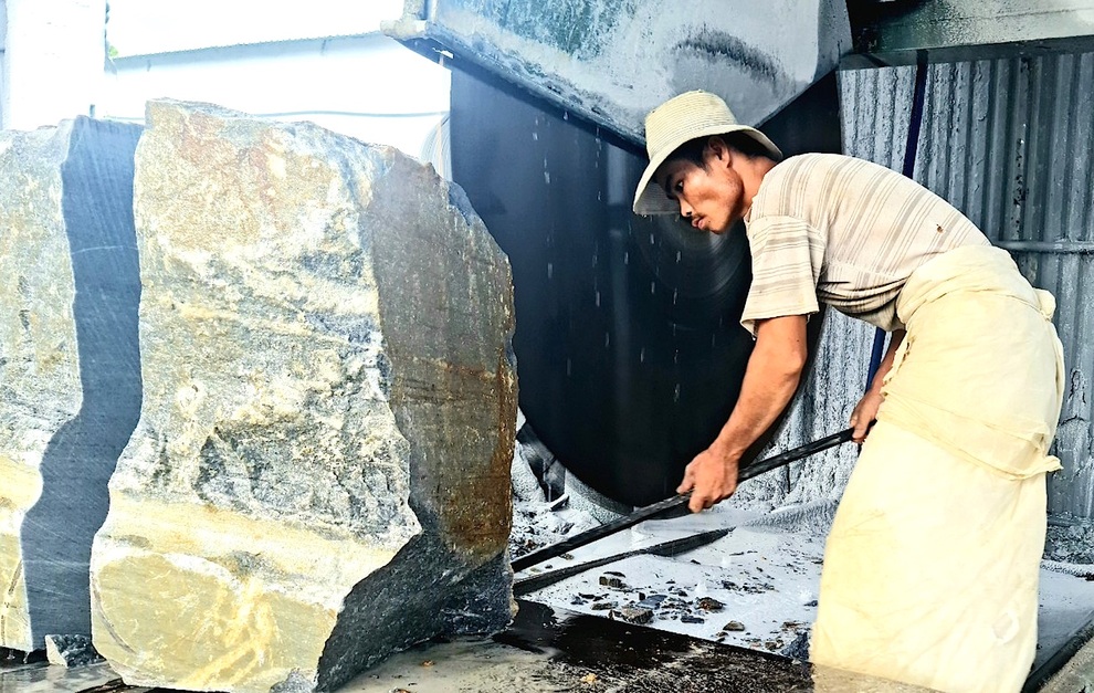 Nhọc nhằn nghề khai thác đá xẻ giữa mùa dịch Covid-19 - 6 Nhọc nhằn nghề khai thác đá xẻ giữa mùa dịch Covid-19 - 6