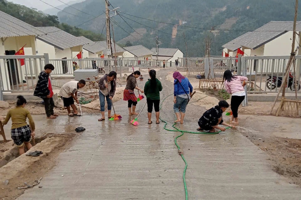Người dân khu tái định cư Làng Nủ tất bật gói bánh chưng đón Tết - 4 Người dân khu tái định cư Làng Nủ tất bật gói bánh chưng đón Tết - 4