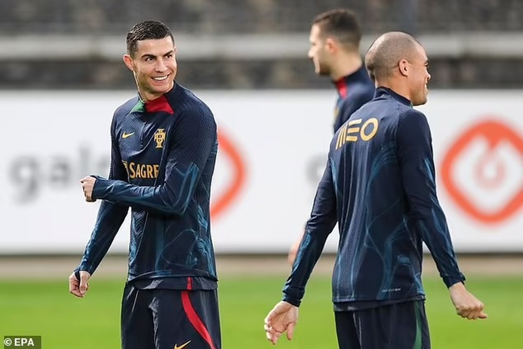 C.Ronaldo tươi cười trong buổi tập cùng đội tuyển Bồ Đào Nha - 3 C.Ronaldo tươi cười trong buổi tập cùng đội tuyển Bồ Đào Nha - 3
