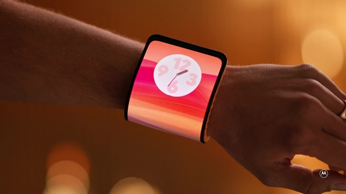 Nguyên mẫu smartphone uốn thành smartwatch của Motorola.