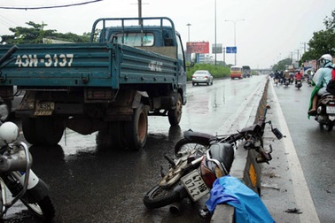 Chạy vào làn đường ô tô, một người đi xe máy nguy kịch