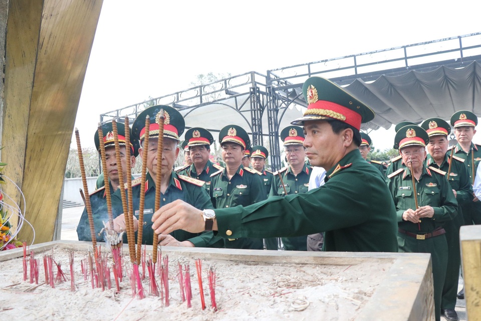 Lãnh đạo Bộ Quốc phòng dâng hương tri ân liệt sĩ tại Quảng Trị - 3 Lãnh đạo Bộ Quốc phòng dâng hương tri ân liệt sĩ tại Quảng Trị - 3