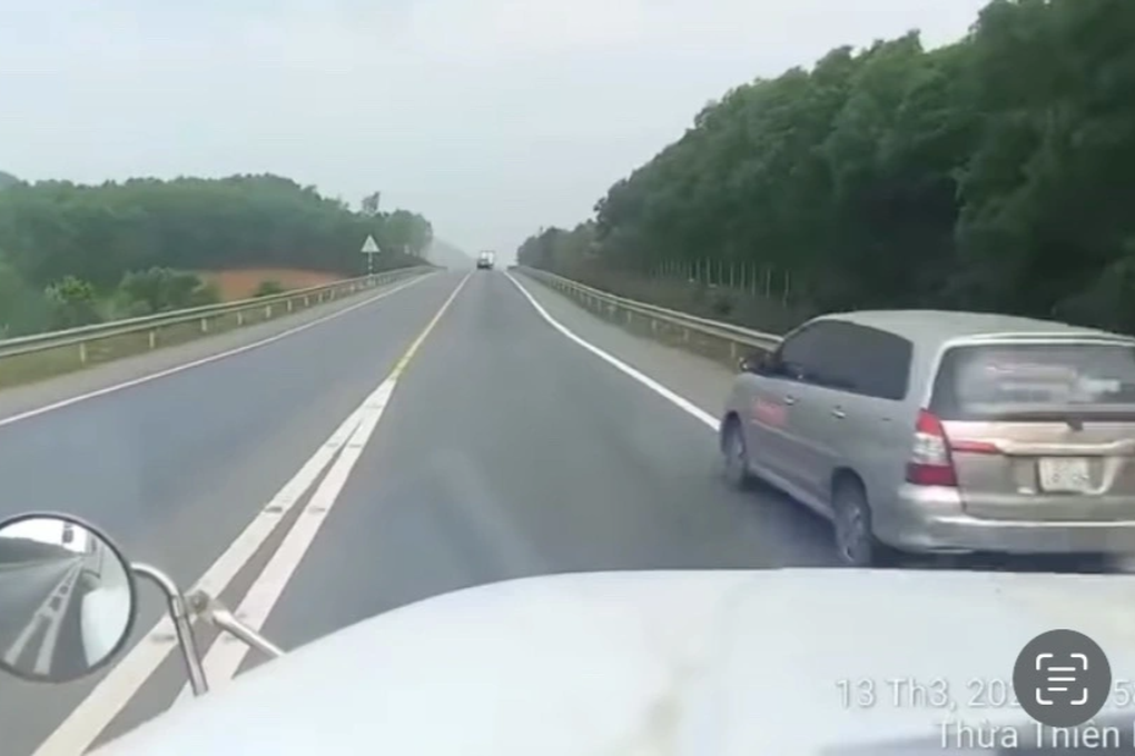 Xử lý tài xế có pha vượt ẩu thót tim trên cao tốc Cam Lộ - La Sơn - 1 Xử lý tài xế có pha vượt ẩu thót tim trên cao tốc Cam Lộ - La Sơn - 1