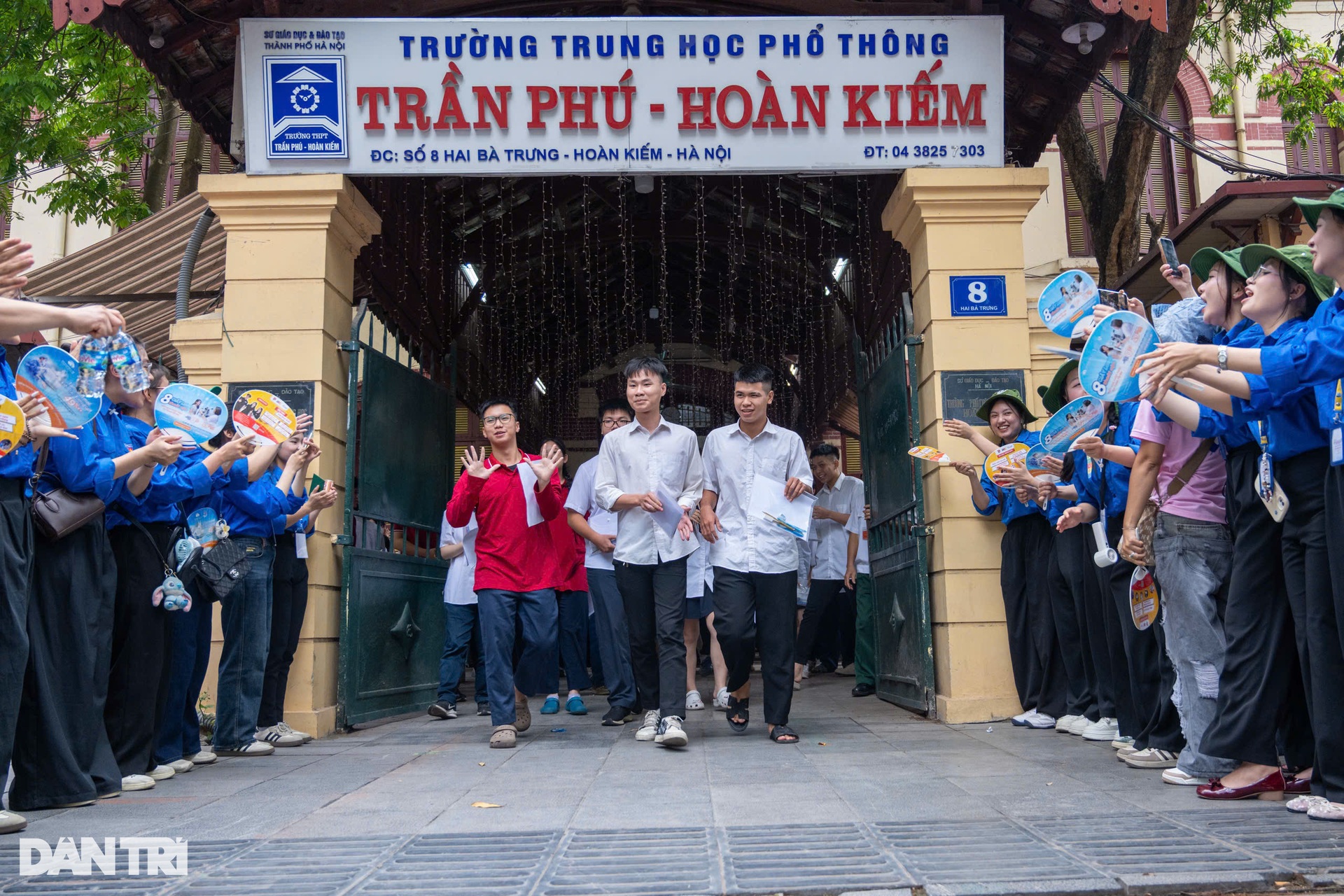 Thi tốt nghiệp THPT 2025: Phụ huynh oà khóc ôm con trước cổng trường - 1 Thi tốt nghiệp THPT 2025: Phụ huynh oà khóc ôm con trước cổng trường - 1
