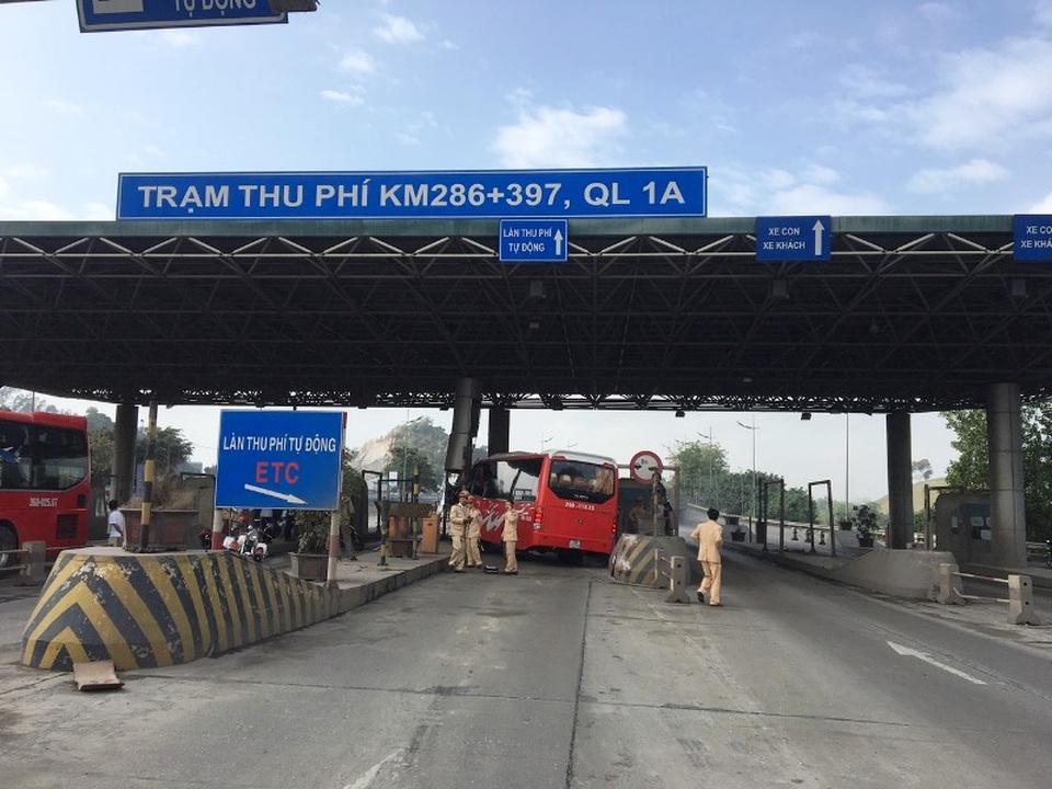Xe khách lao vào trạm thu phí, nhiều hành khách hoảng loạn - 1 Xe khách lao vào trạm thu phí, nhiều hành khách hoảng loạn - 1