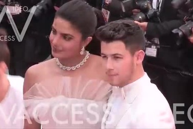 Nick Jonas đẹp đôi bên Priyanka Chopra
