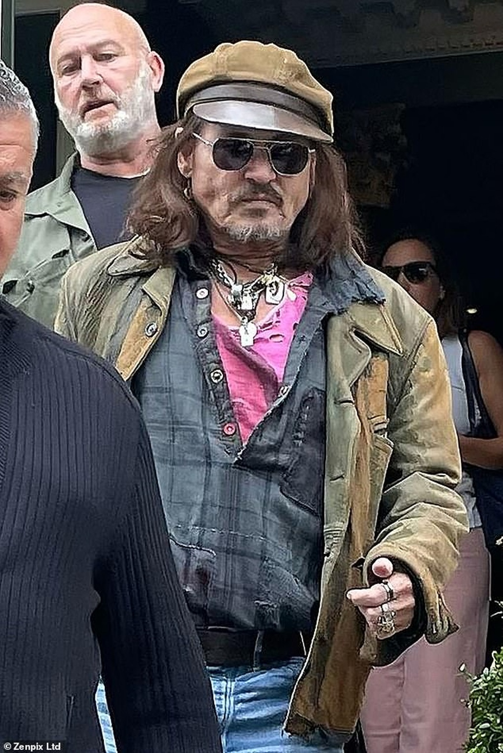 Johnny Depp transformed at age 60: Lose weight, look dashing, live a quiet life - 2
