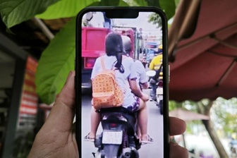 CSGT TPHCM xác minh nữ sinh hút thuốc, không đội nón bảo hiểm khi đi xe máy