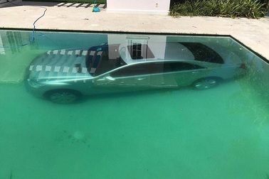 Cay cú vì bị đá, cô gái dìm xe sang của bạn trai tỷ phú xuống bể bơi