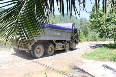 Hàng trăm người dân “gánh” bụi trên tuyến đường xuống cấp