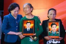 Xúc động lễ thắp nến tri ân, trao di ảnh liệt sỹ được phục dựng bằng AI