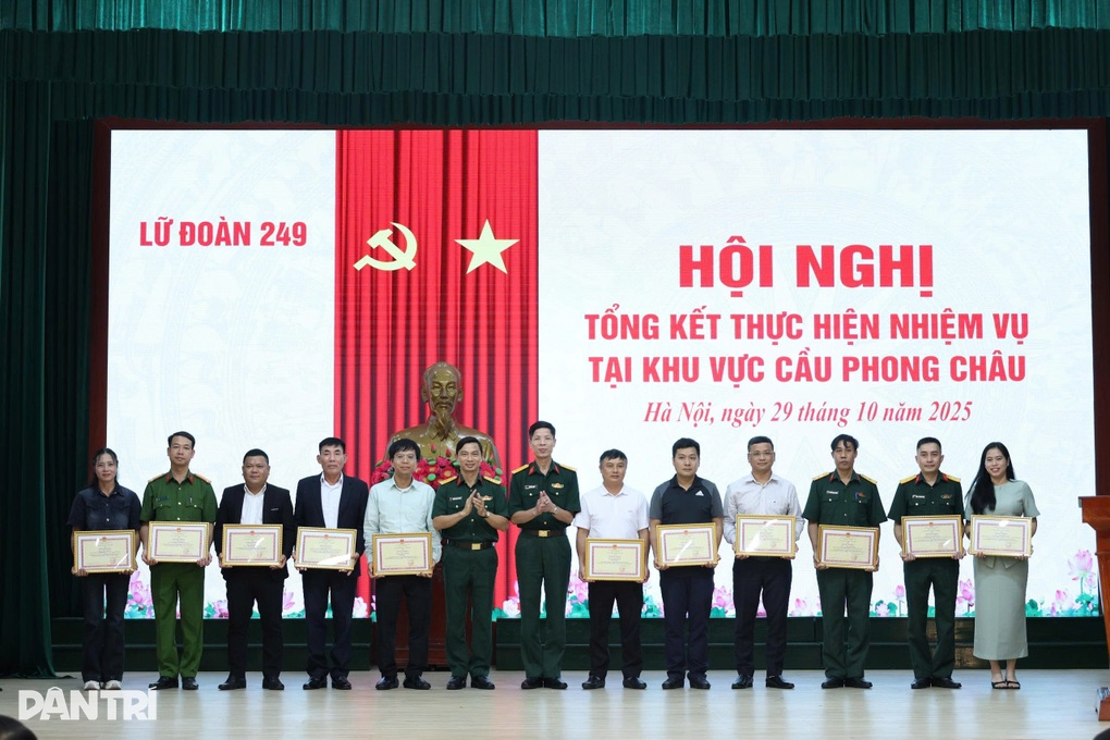 Gần 5 triệu lượt người, phương tiện qua cầu phao Phong Châu an toàn - 3 Gần 5 triệu lượt người, phương tiện qua cầu phao Phong Châu an toàn - 3