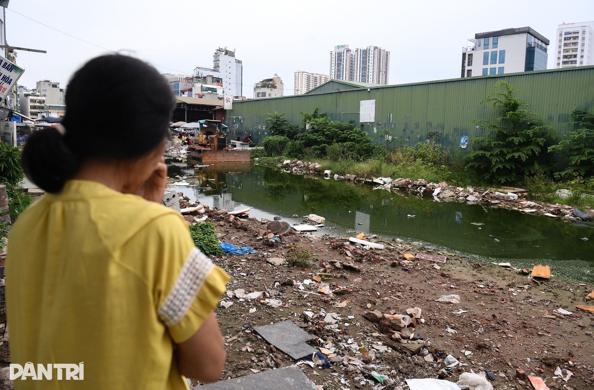 600m đường vào Đại học Hà Nội ngổn ngang vật liệu, dân than trời vì ô nhiễm - 12 600m đường vào Đại học Hà Nội ngổn ngang vật liệu, dân than trời vì ô nhiễm - 12