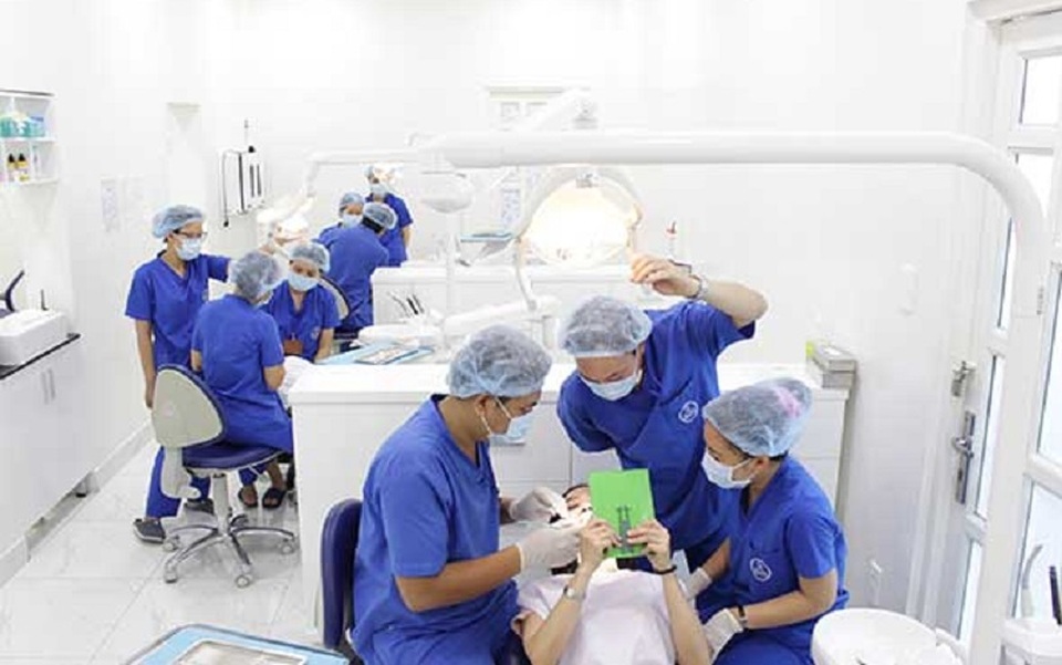 Bắt quả tang Nha khoa Đông Nam dùng người hành nghề “chui” - 1 Bắt quả tang Nha khoa Đông Nam dùng người hành nghề “chui” - 1