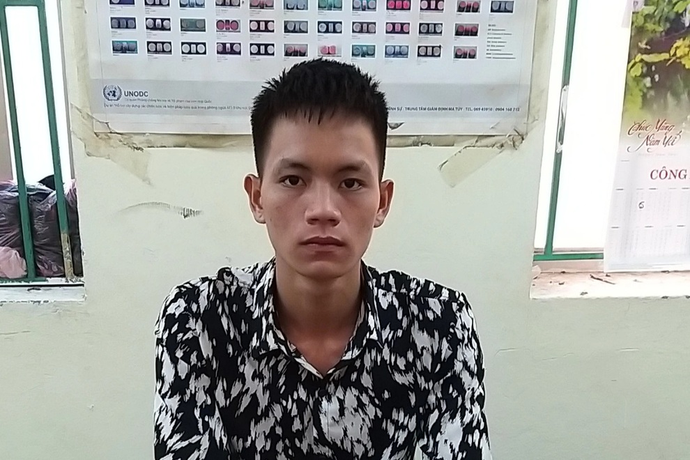 Bắt 2 cha con dùng xẻng đánh 3 công an đang cố giải tán bãi vàng - 2 Bắt 2 cha con dùng xẻng đánh 3 công an đang cố giải tán bãi vàng - 2