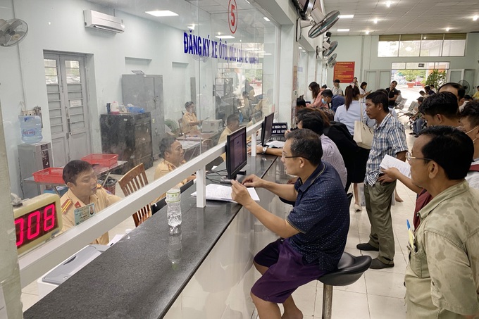 Người dân TPHCM vật vã làm giấy đăng ký xe vì nghẽn mạng - 3 Người dân TPHCM vật vã làm giấy đăng ký xe vì nghẽn mạng - 3
