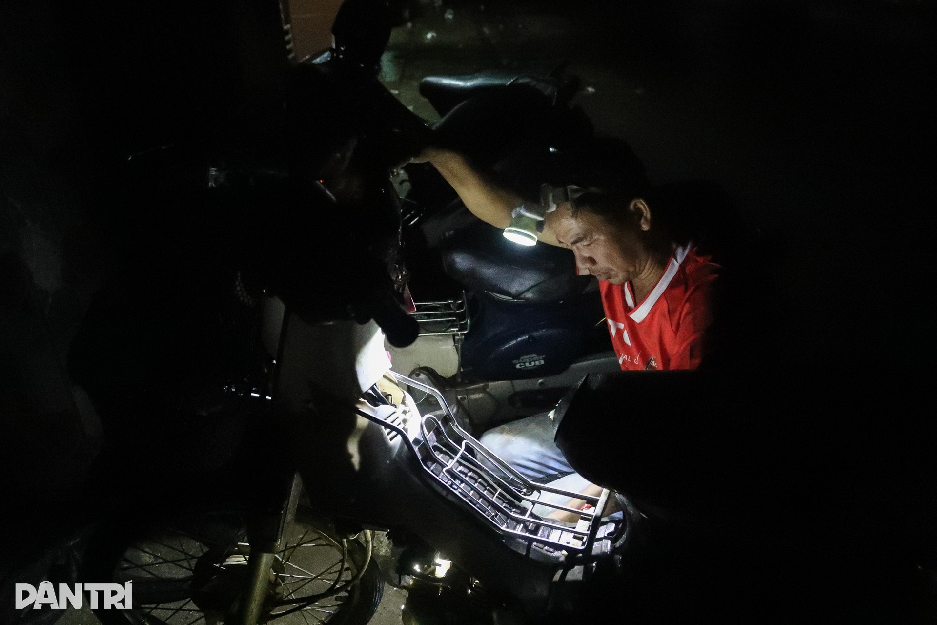 Những đêm không ngủ của người dân rốn lũ Hòa Thịnh - 9