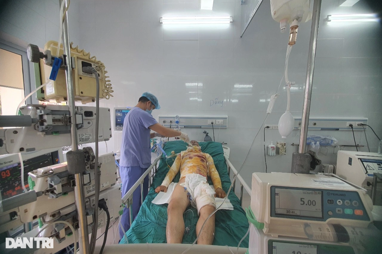 Bapa dalam keadaan kritikal akibat melecur elektrik, tidak dapat melihat muka bayi yang baru lahir - 1 Người cha nguy kịch vì bỏng điện, chưa kịp nhìn mặt con mới sinh - 1