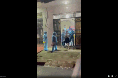 Bắc Giang: Điều cả xe thang tới cưỡng chế đi cách ly F1 cố thủ trên tầng 3