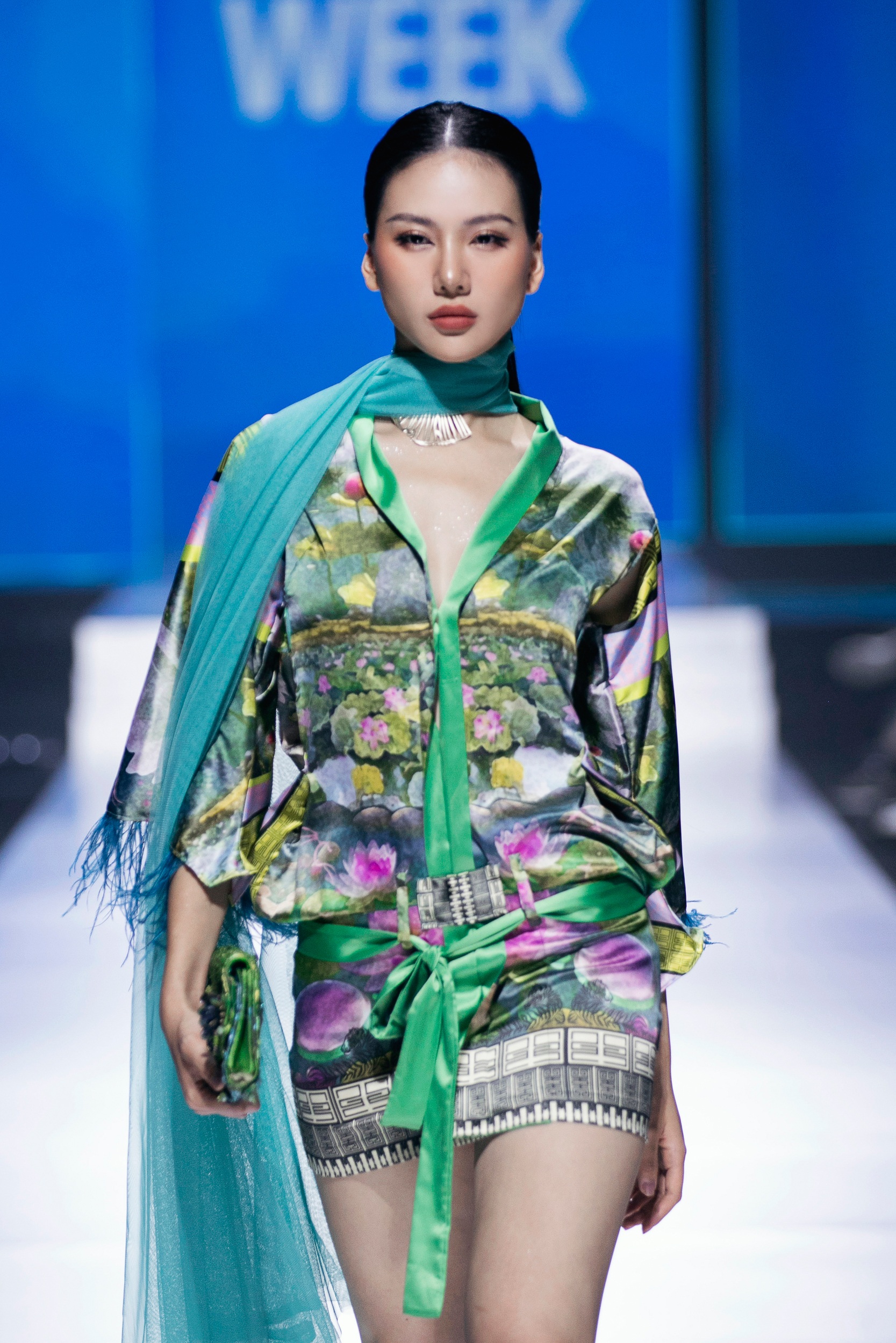 Hoa hậu Bùi Quỳnh Hoa mở màn BST "Dragon" của nhà mốt Maria Giovanna Costa (Italia) trong trang phục được lấy cảm hứng từ văn hóa Việt Nam. Cô tự tin sải bước dứt khoát, khoe dáng gợi cảm với chiếc váy lụa khoét eo khéo léo (Ảnh: Ban Tổ chức).