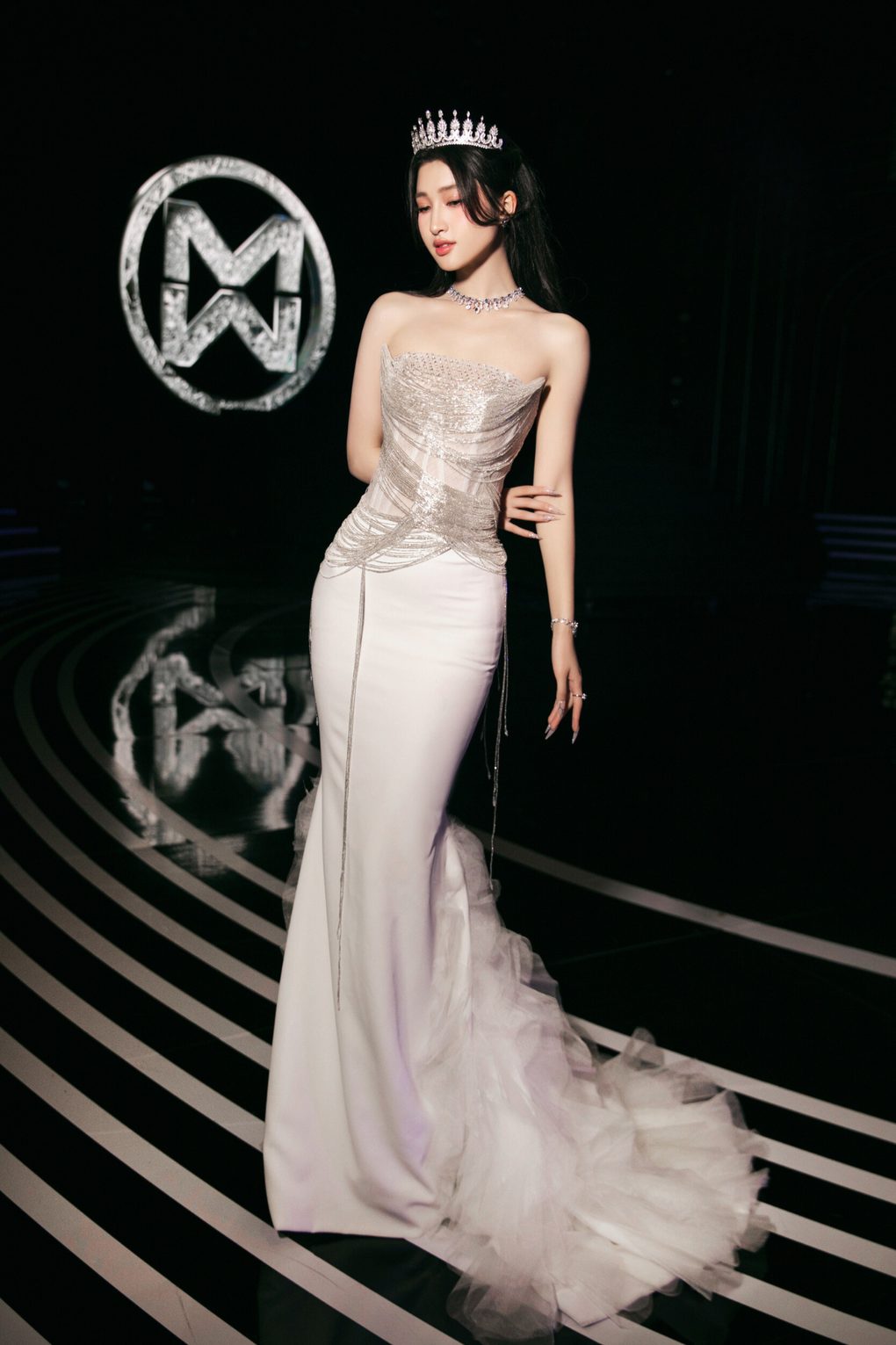 Á hậu Phương Nhi khoe đường cong gợi cảm trong trang phục của Lê Ngọc Lâm - 2 Á hậu Phương Nhi khoe đường cong gợi cảm trong trang phục của Lê Ngọc Lâm - 2