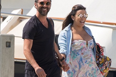 Eva Longoria: "Bà bầu" hạnh phúc ở tuổi 42