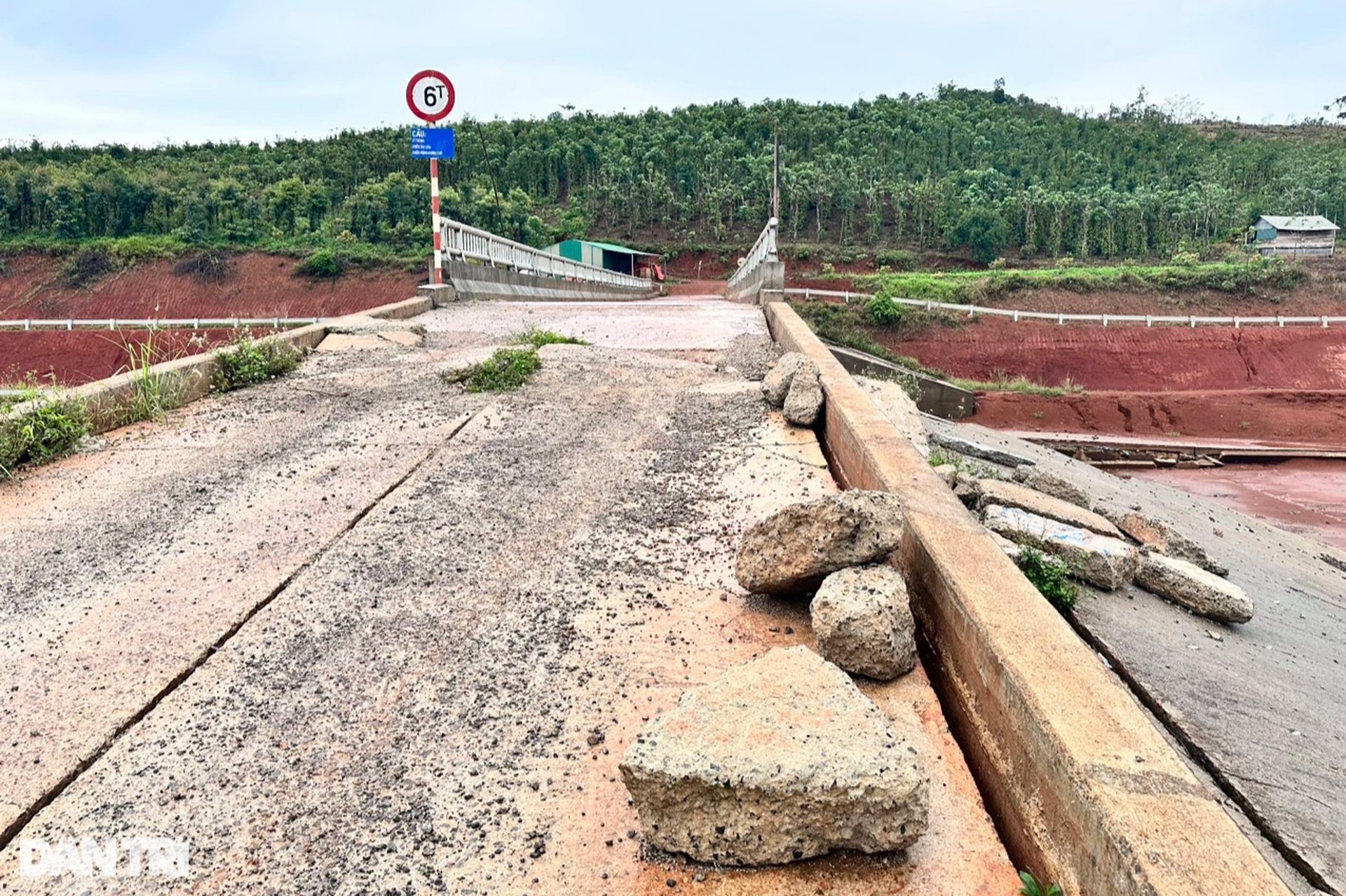 Hồ thủy lợi sạt trượt nghiêm trọng suốt một năm chưa được khắc phục - 5 Hồ thủy lợi sạt trượt nghiêm trọng suốt một năm chưa được khắc phục - 5
