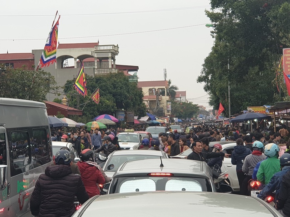 Chợ Viềng “ken đặc” người trước giờ khai hội - 1 Chợ Viềng “ken đặc” người trước giờ khai hội - 1