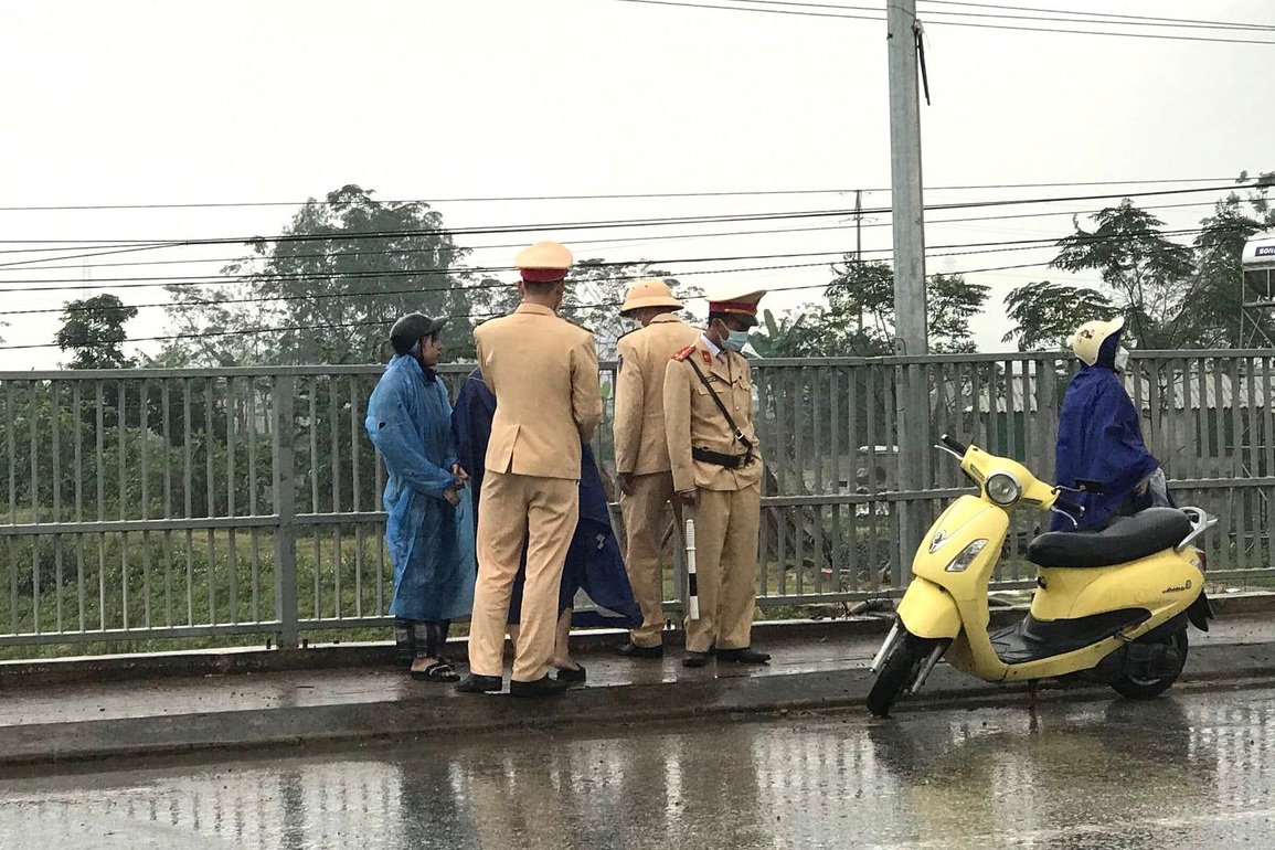 Ngăn người phụ nữ cùng con gái nghi định nhảy cầu tự tử - 1 Ngăn người phụ nữ cùng con gái nghi định nhảy cầu tự tử - 1