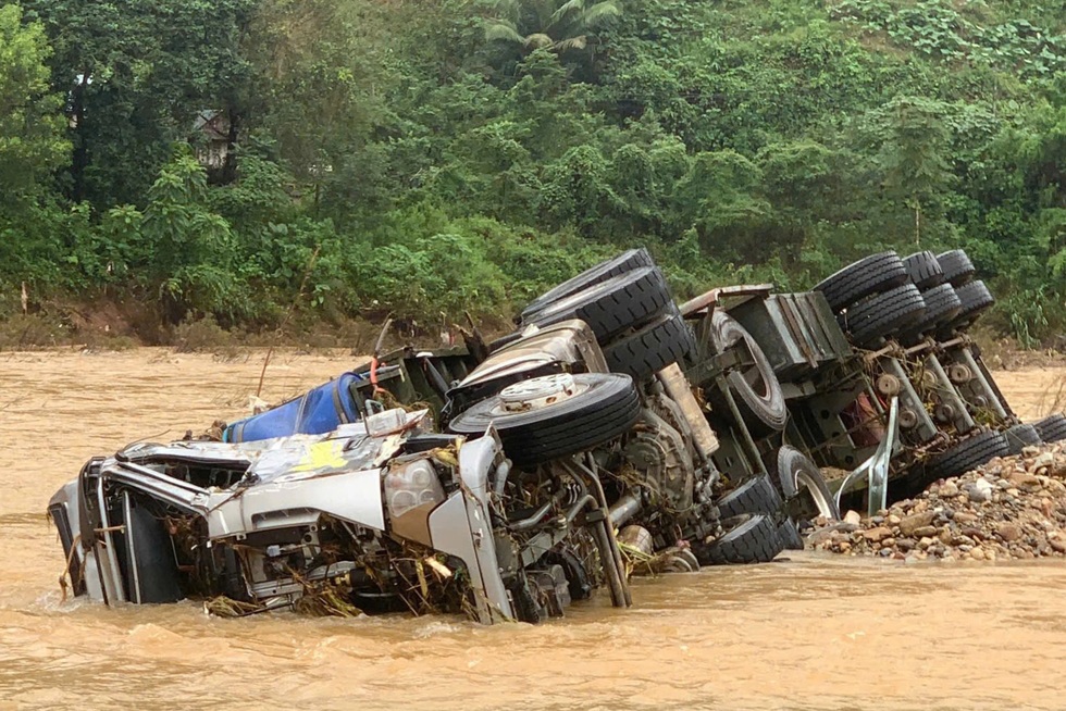 Diễn biến trận đại hồng thủy ở miền Trung, nhiều nơi chìm trong biển nước - 1 Diễn biến trận đại hồng thủy ở miền Trung, nhiều nơi chìm trong biển nước - 1