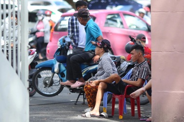 Vé xem đội tuyển Việt Nam dễ mua, dân phe vé "méo mặt"