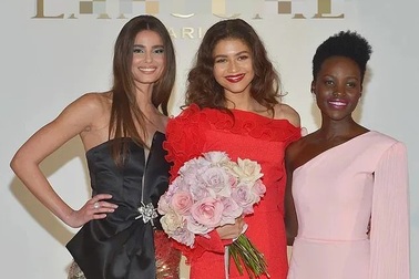 Zendaya đẹp kiều diễm với tông màu đỏ