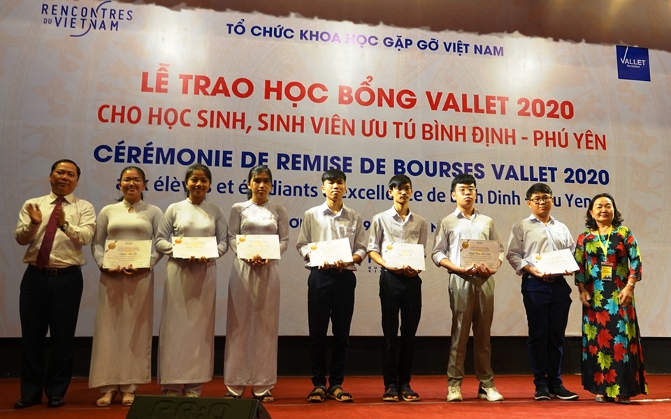 Trao 91 suất học bổng Vallet tổng trị giá gần 1,1 tỷ đồng đến HS, SV ưu tú - 1