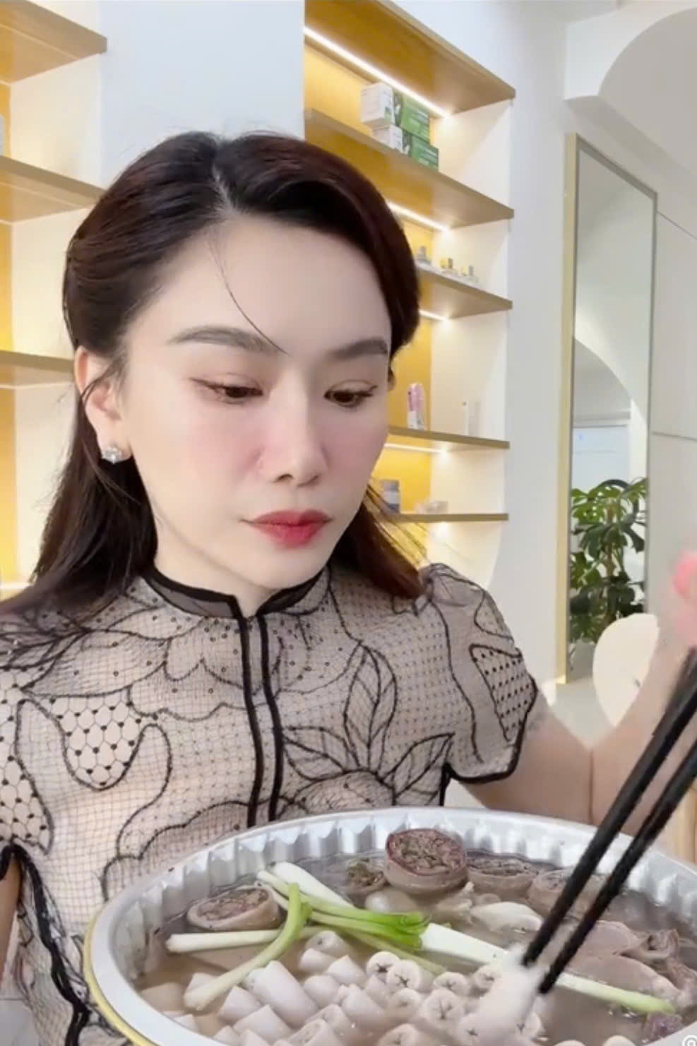 Nữ MC từng quay clip ăn lòng xe điếu: Tôi không bao giờ muốn thử lần nữa - 1