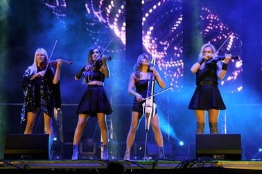 Những ban nhạc lừng danh nào đã đến Việt Nam trong năm 2016?