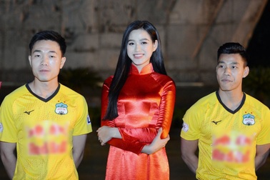 Hoa hậu Đỗ Thị Hà xinh đẹp rạng rỡ bên cầu thủ Xuân Trường, Văn Toàn