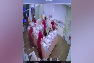 Nữ hộ sinh dùng thân mình để che chắn cho các em bé sơ sinh trong động đất