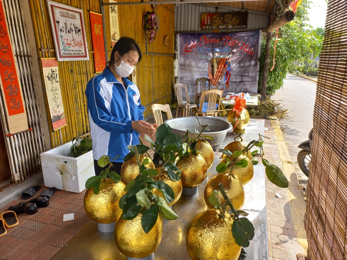 Thợ nghề thổi hồn vào dừa, bưởi dát vàng lóng lánh giáp Tết - 7 Thợ nghề thổi hồn vào dừa, bưởi dát vàng lóng lánh giáp Tết - 7