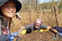 Vợ Việt - chồng Hà Lan bỏ phố về rừng ở nhà gỗ, không dùng bếp điện, tivi