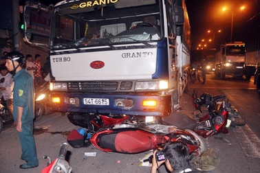 Vụ xe tải lao vào đám đông chờ đèn đỏ: Một nạn nhân tử vong