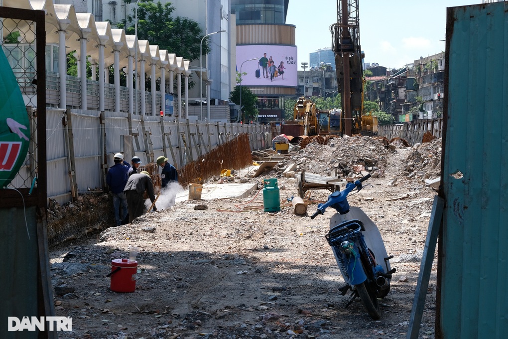 Cầu vượt chữ C đầu tiên tại Hà Nội thi công ì ạch, chậm tiến độ - 6 Cầu vượt chữ C đầu tiên tại Hà Nội thi công ì ạch, chậm tiến độ - 6