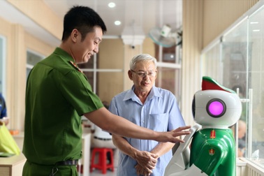 Công an xã ở TPHCM đưa robot đầu tiên vào hỗ trợ tiếp dân