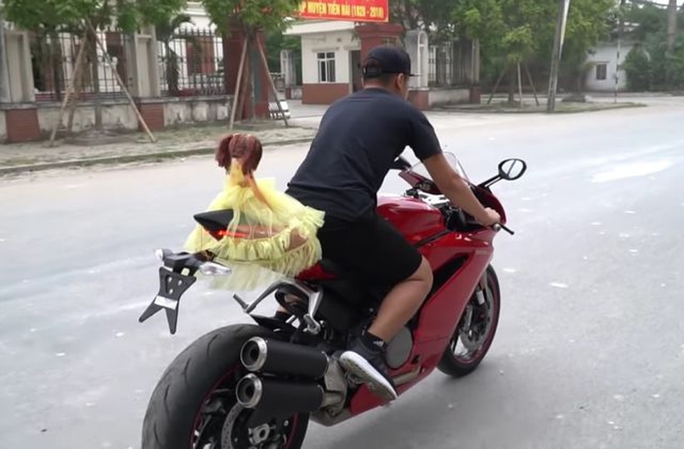 Youtuber Việt phóng phân khối lớn gần 200km/h còn đăng video lên mạng để “khoe” - 2 Youtuber Việt phóng phân khối lớn gần 200km/h còn đăng video lên mạng để “khoe” - 2