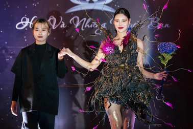 Người mẫu trình diễn hoa kết hợp thời trang